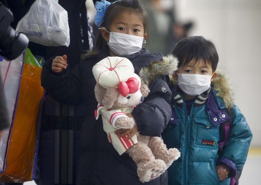 Nach der Atomkatastrophe in Japan: Kinder mit Schutzmasken