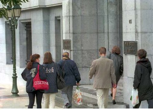 Auch bei der Justiz arbeiten fünf Prozent weniger Beamte