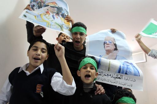Kinder mit Pro-Gaddafi-Postern