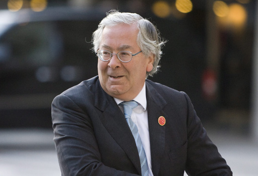 Mervyn King: Banken stärker regulieren