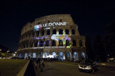 Illumination am Kolosseum in Rom zum Frauentag