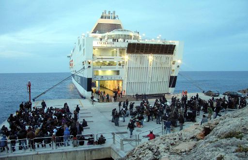 Nordafrikanische Immigranten bereiten sich auf ihre Abreise von Lampedusa vor