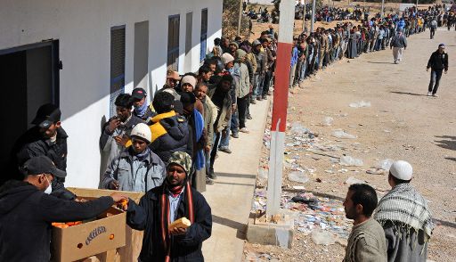 Libysch-tunesische Grenze: Flüchtlinge stehen Schlange für Lebensmittel