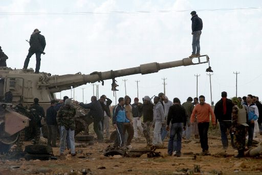 Libyen: Rebellen bei einem zerstörten Panzer der Gaddafi-Truppen