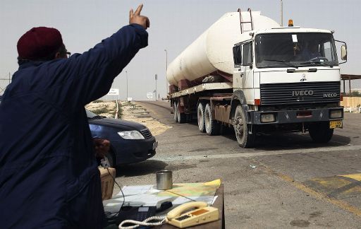 LKW am Eingang zur 'Sirthe Oil Company' in Brega, Ostlibyen