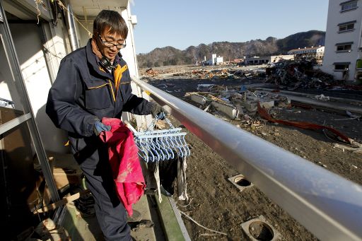 Kamaishi, Präfektur Iwate: Ein Einwohner kehrt in sein zerstörtes Appartement zurück