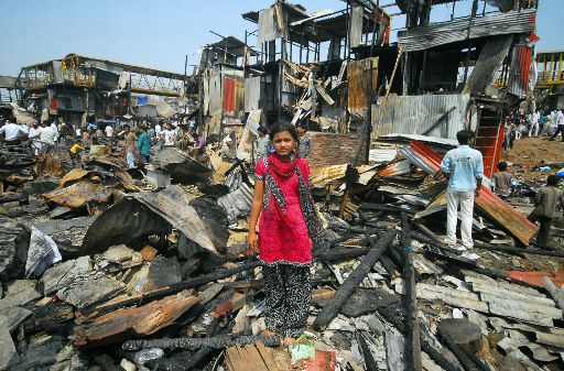 Rubina Ali vor den zerstörten Hütten im Slum 'Garib Nagar', Mumbai