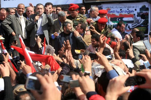 Kairo: Interims-Regierungschef Essam Sharaf spricht zu den Menschen auf dem Tahir-Platz