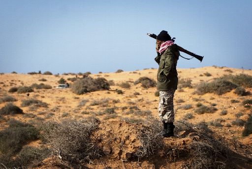 Libyscher Aufständischer an einem Check Point zur Straße nach Sirte