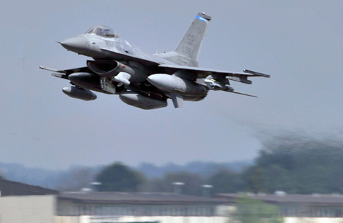 F16-Bomber der US-Streitkräfte startet von Spangdahlem (Archivbild 2010)