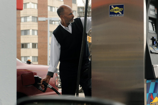 Böse Blicke an der Tankstelle