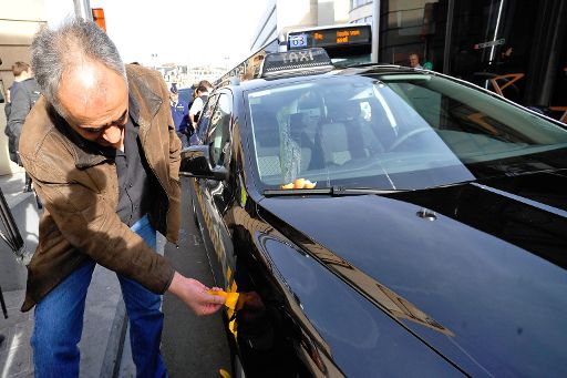 Brüssel: Die Taxifahrer wollen die gelben Aufkleber nicht