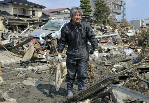 Masaaki Utsumi (45) inmitten der Überreste seines Hauses