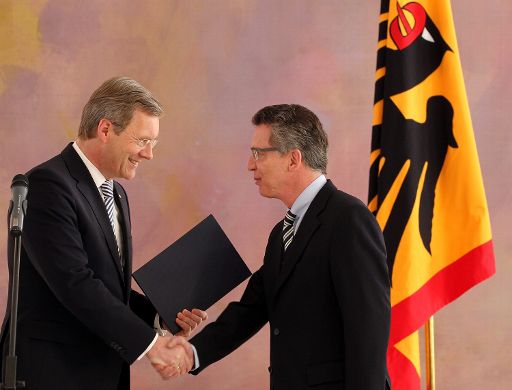 Bundespräsident Wulff überreicht Thomas de Maizière seine Ernennunngsurkunde