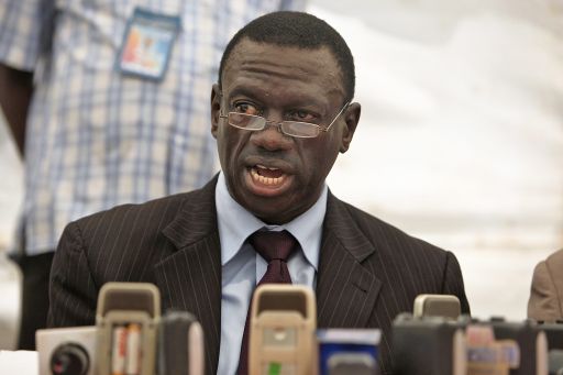 Kizza Besigye bei einer Pressekonferenz am Montagmorgen