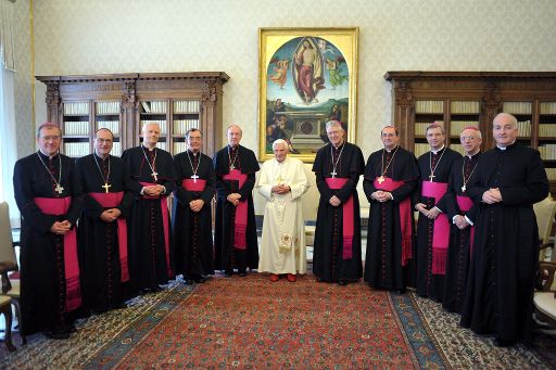 Bischof Bonny (3vr) rechnet mit neuen Maßnahmens des Vatikans (Besuch beim Papst am 8. Mai 2010)