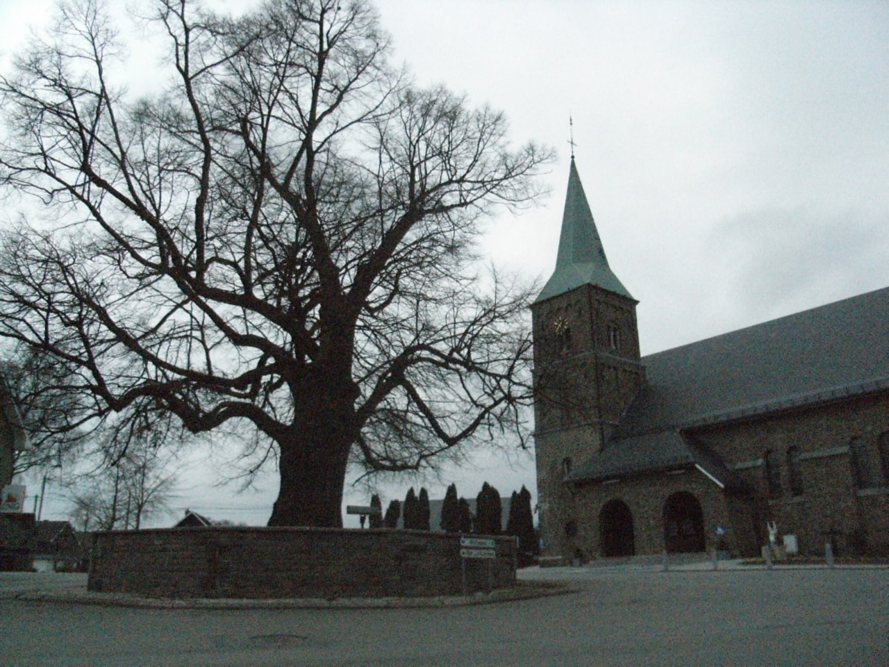 Der Kirchplatz in Weywertz