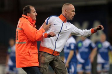 Ein Charleroi-Fan musste von den Stewards vom Feld gebracht werden