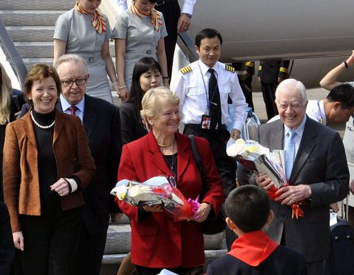 Ex-Präsident Jimmy Carter zu Besuch in Nordkorea (mit früheren finnischen Präsidenten Martti Ahtisaari (2. li.), der ehemaligen norwegischen Ministerpräsidentin Gro Brundtland (vo.) und der einstigen irischen Präsidentin Mary Robinson (li.))