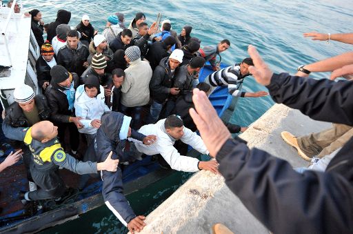 Tunesische Flüchtlinge landen in Lampedusa