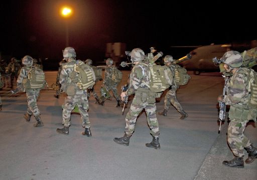 Französisches Militär sichert den Flughafen von Abidjan