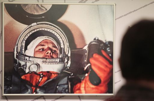 Bild von Yuri Gagarin auf einer Ausstellung in Moskau (Archivbild: Sergei Ilnitsky/Epa)