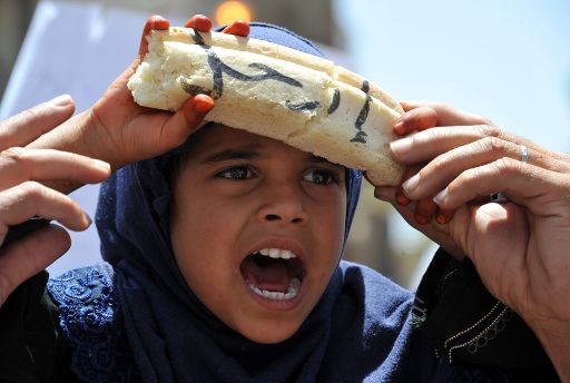 "Geh weg" auf einem Stück Brot: Demo gegen Salih in Sanaa: (3. April)