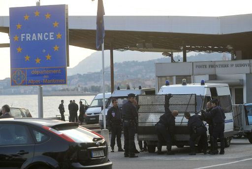 Französische Polizisten verstärken den italienisch-französischen Grenzübergang in Menton