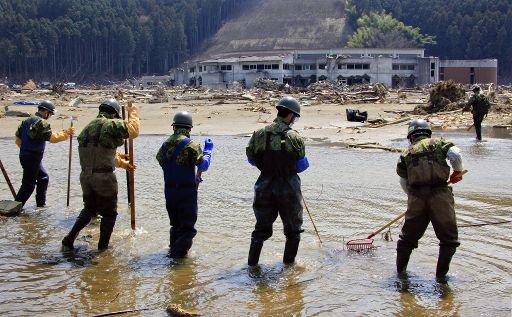 Auch heute suchen Soldaten und Suchtrupps weiter nach Vermissten und Toten (Ishinomaki, Präfektur Miyagi)