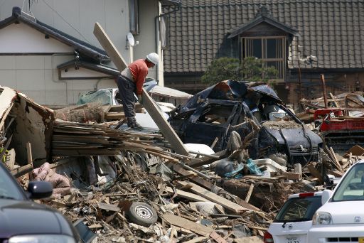 Tepco will den Evakuierten Entschädigungen zahlen - Überlebender in Rikuzentakata, Präfektur Iwate, durchsucht die Trümmer seines Hauses