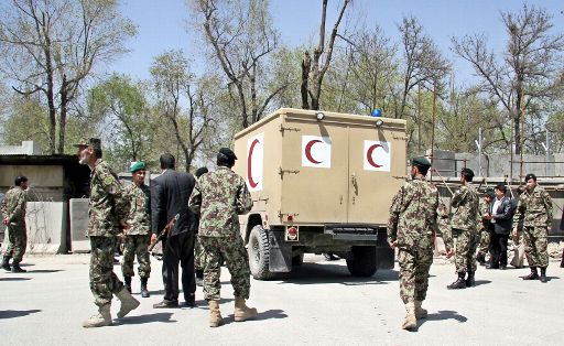 Afghanische Soldaten sichern das Verteidigungsministerium in Kabul nach dem Selbstmordanschlag ab