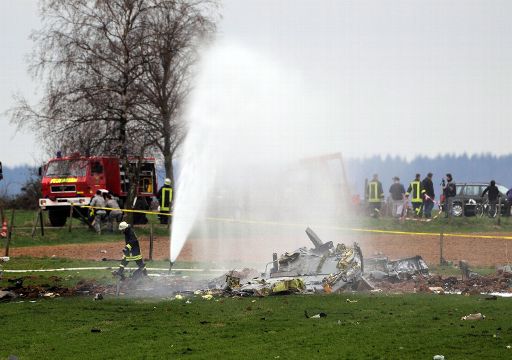 Löscharbeiten nach dem Absturz des Kampfjets in Laufeld