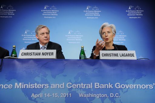 Frankreichs Notenbankchef und Finanzministerin Lagarde bei der Pressekonferenz zum Abschluss des Gipfels in Washington