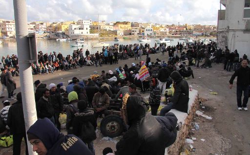 Flüchtlinge auf Lampedusa warten auf ihre Verlegung aufs italienische Festland