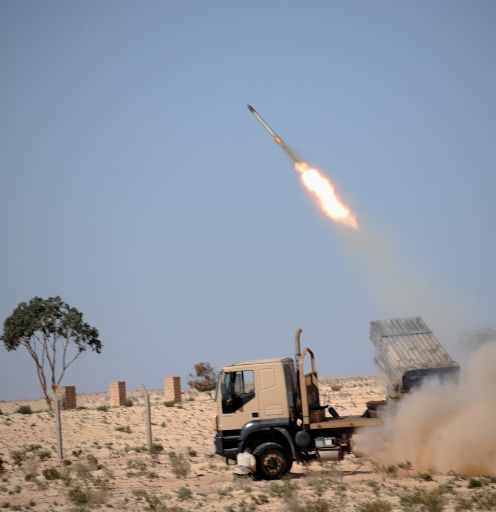 Libysche Rebellen werfen Raketen zur Verteidigung der Stadt Adschabija