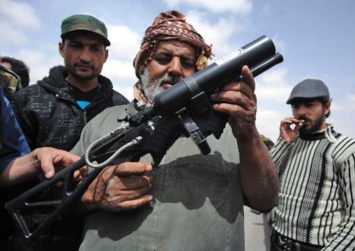 Libyen: Aufständische mit Waffen (6. April 2011)