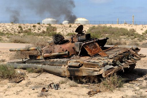 Zerstörte Ölraffinerie an der Küste von Az Zuwaytina