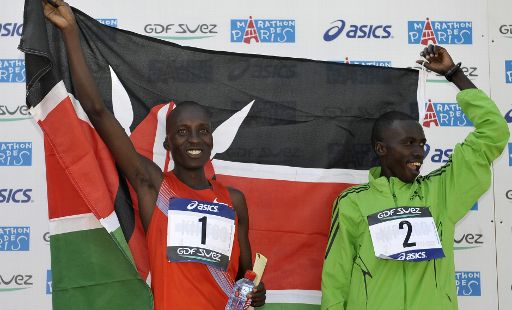 Sieger des Paris-Marathon Benjamin Kiptoo mit seinem kenianischen Landsmann Bernard Kipyego