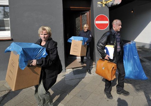 Nach den Festnahmen stellt die Polizei Beweismaterial in Düsseldorf sicher