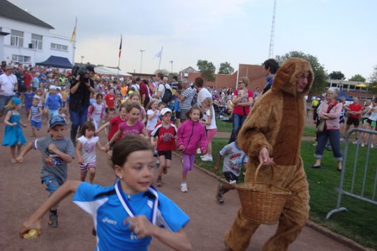 Laufrunde der Kindergartenkinder mit dem Osterhasen