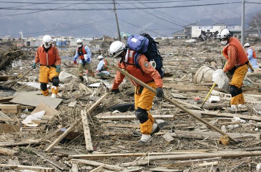 Präfektur Miyagi: Feuerwehrleute bei der Suche nach Opfern