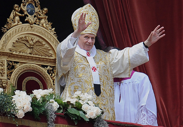 Papst Benedikt XVI. erteilt den Segen Urbi et Orbi