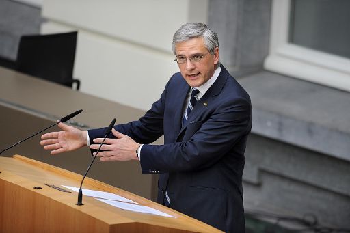 Der flämische Ministerpräsident Peeters stellt sich dem flämischen Parlament