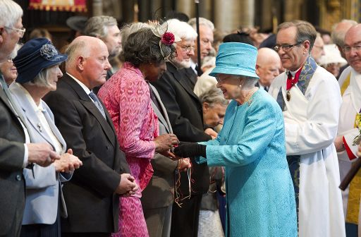 Queen Elizabeth II verteilt "Almosen"