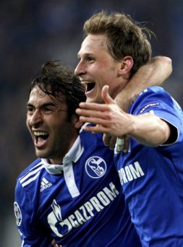 Die beiden Schalker Torschützen Raul und Benedikt Höwedes in Feierlaune