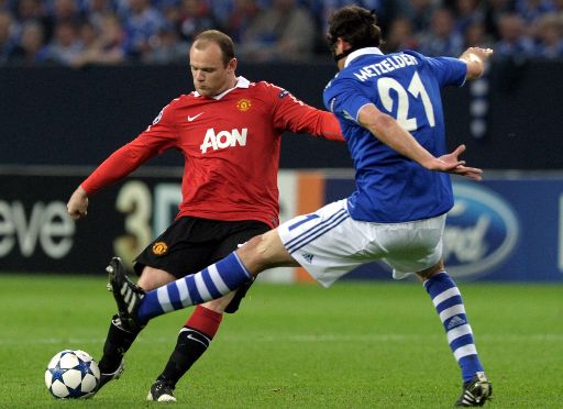 Wayne Rooney (Manchester) und Christoph Metzelder (Schalke) kämpfen um den Ball