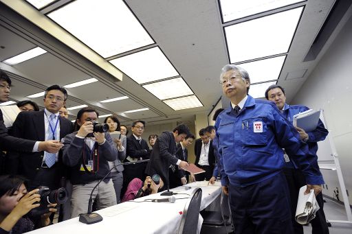 Tepco-Mitarbeiter bei einer Pressekonferenz am 5. April