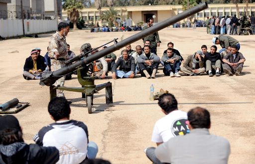 Libysche Rebellen bei einer Schulung in Bengasi - die Identität des Ausbilders wird nicht angegeben