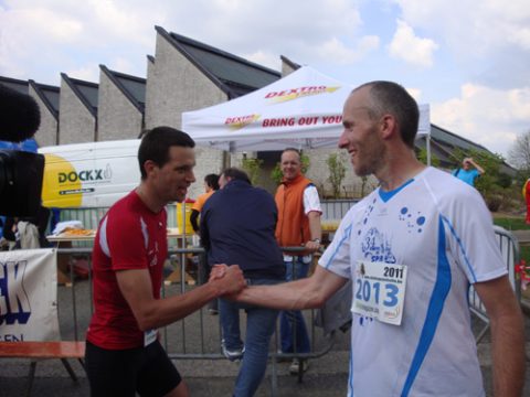 Nils Kalk gratuliert dem Sieger Jérôme Hilger-Schütz