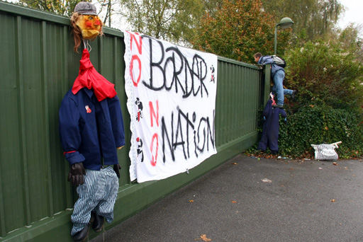 Vottem: Demonstranten klettern über die Absperrungen